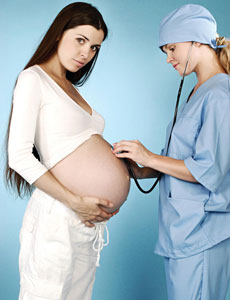 γιατρός εξετάζει έγκυο