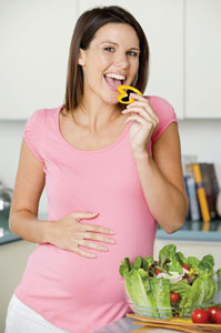 εγκυος γυναίκα χαμογελά