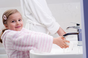 παιδί πλένει χέρια