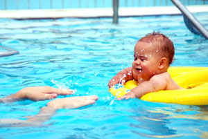 μωρό με σωσίβιο πισίνα