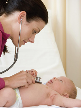 παιδίατρος εξετάζει μωρό