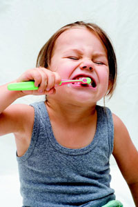 παιδί πλένει δόντια