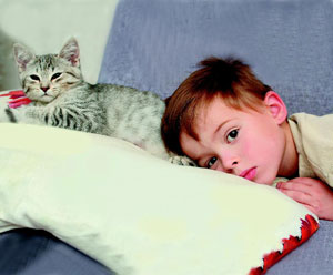 παιδί και κατοικίδιο γατάκι