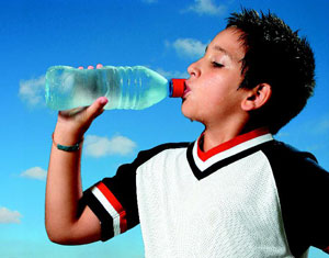 παιδί πίνει νερό