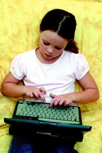παιδί με laptop