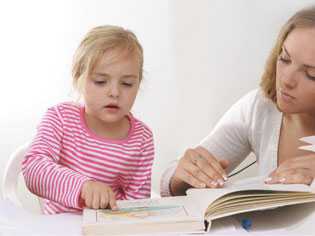 μαμά και κόρη διαβάζουν
