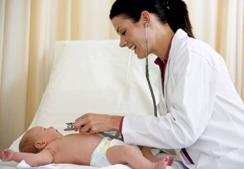 pediatrecian checks baby