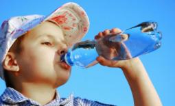 παιδί πίνει νερό με μπουκάλι