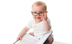 μωρό με γυαλιά διαβάζει