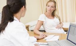 γυναίκα γυναικολόγος συζητά με έγκυο