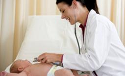 pediatrecian checks baby