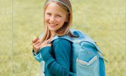 παιδί με σχολική τσάντα