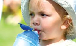 παιδί πίνει νερό
