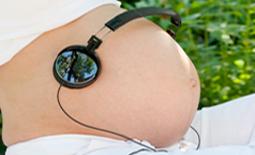 έμβρυο ακούει μουσική με ακουστικά