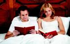 ζευγάρι διαβάζει στο κρεβάτι