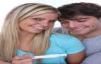 ζευγάρι κοιτά τεστ εγκυμοσύνης