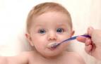 μωρό τρώει με κουτάλι