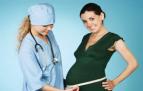 γιατρός εξετάζει έγκυο