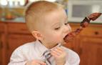 παιδί τρώει σουβλάκι
